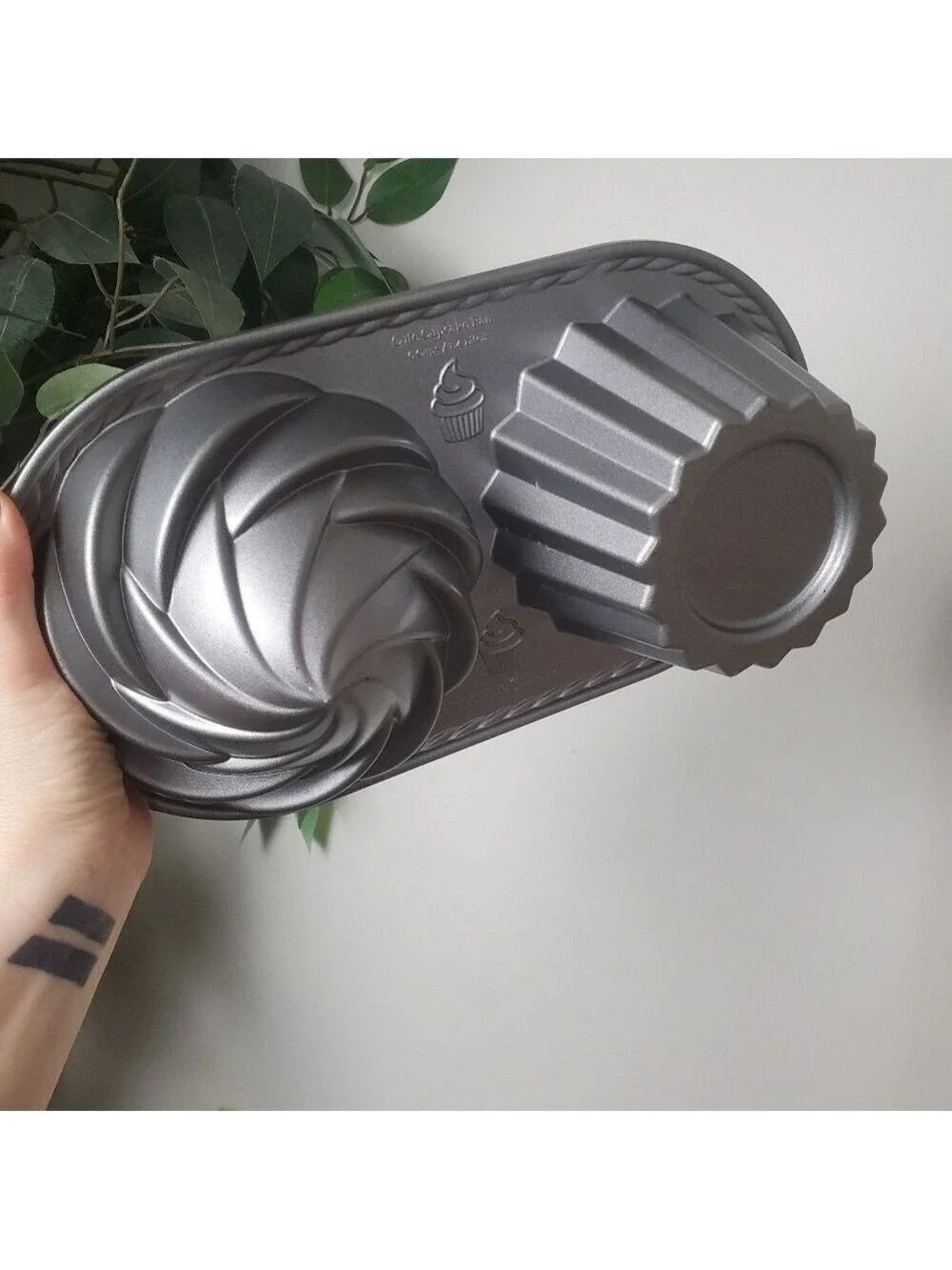 Nordic Ware 3D Cupcake Cake Pan Large Oversized 6 Cups